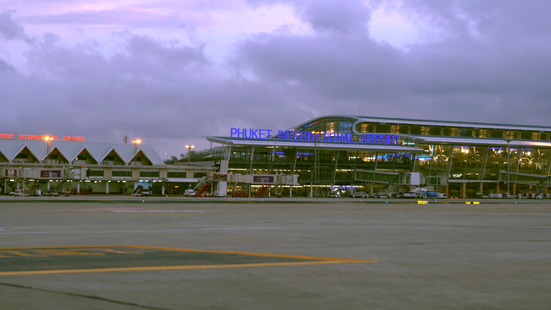 Аэропорт пхукет сайт. Международный аэропорт Пхукета. Аэропорт Тайланда Пхукет. Международный аэропорт Пхукет, ประเทศไทย. Панорама аэропорт Пхукет.
